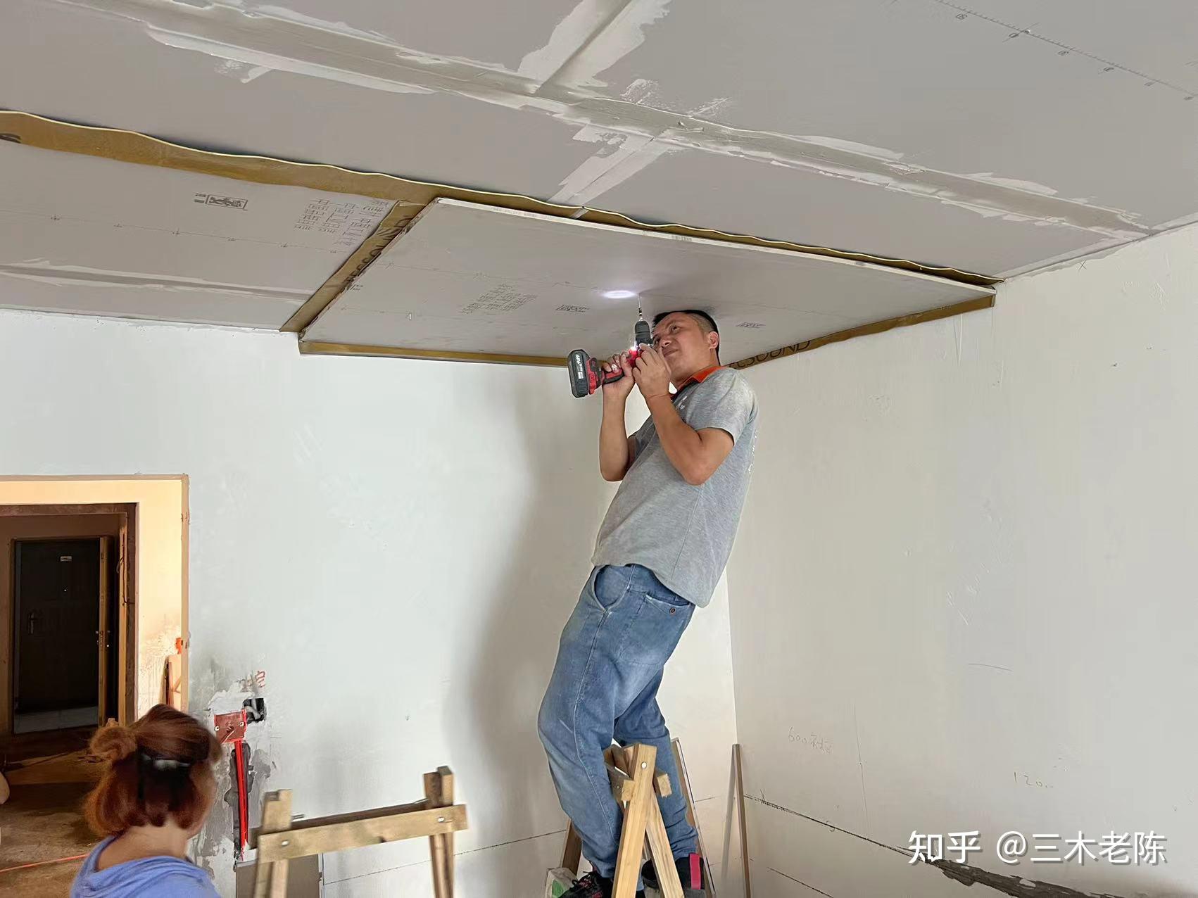 薄型悬浮隔音吊顶施工记录：隔音毡裁切作业