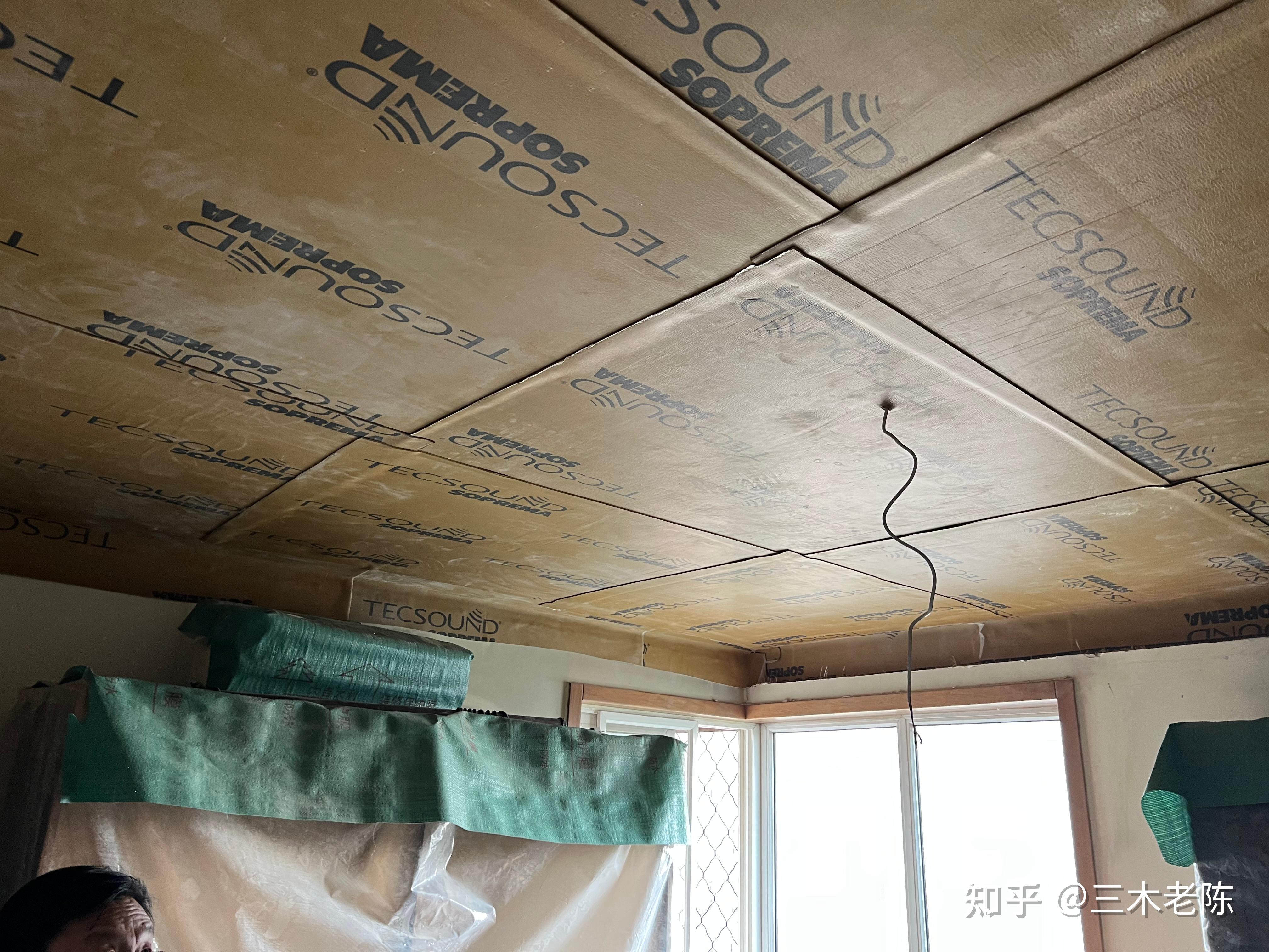 酒仙桥住宅：不做完整房中房时的隔音改造取舍：顶面背胶隔音毡铺贴