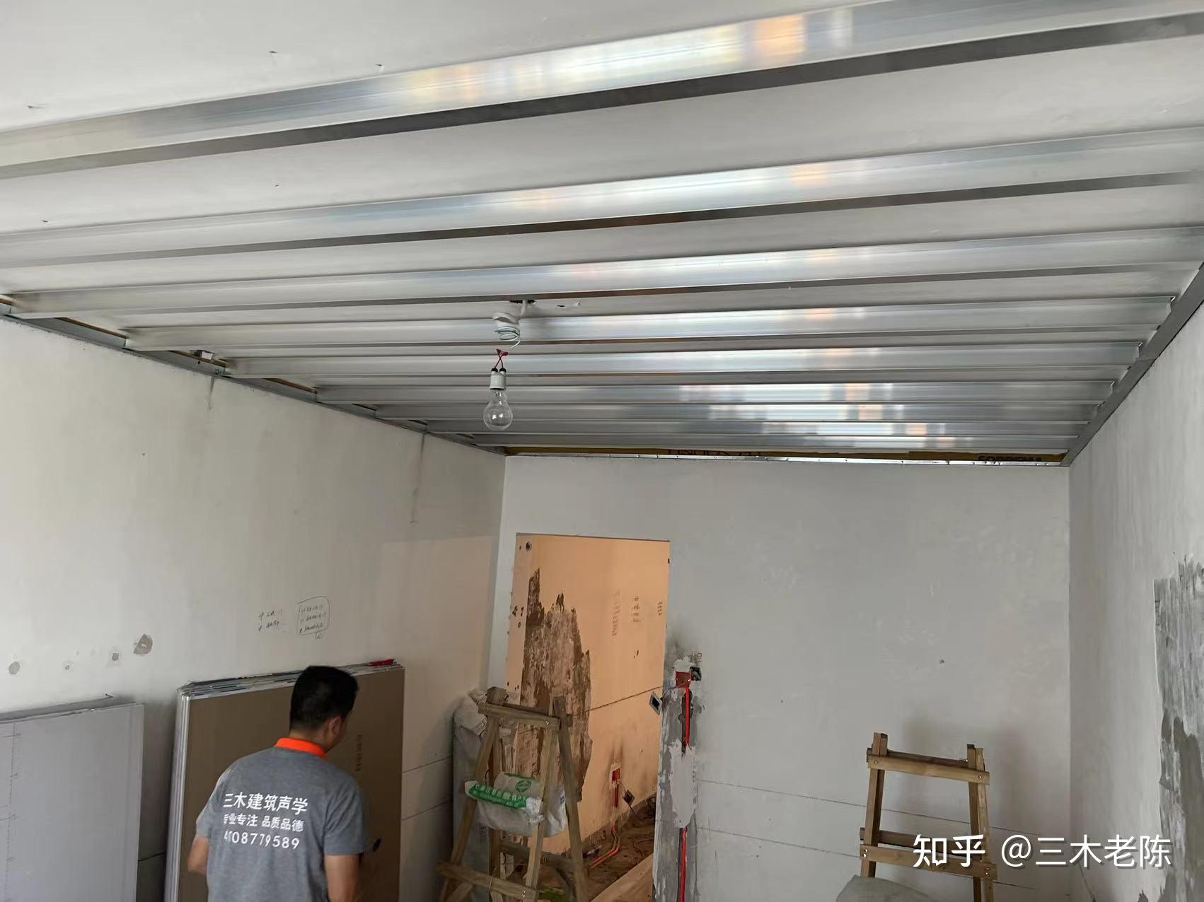 薄型悬浮隔音吊顶施工记录：骨架底口与顶面距离